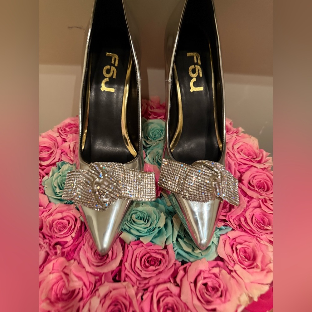 Crome silver pointed pumps with crystal knot details ✨✨✨✨✨